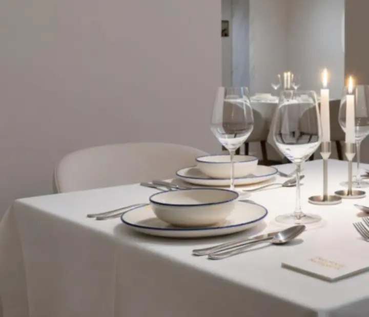 Mesa de degustação à luz de velas com pratos de autor no Mesae Baralho